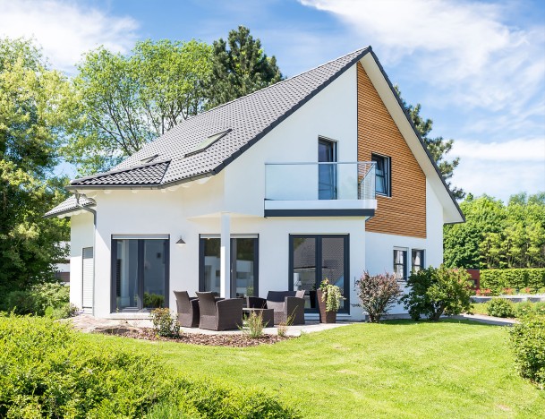 Einfamilienhaus Ansicht von hinten mit Terrasse und Garten