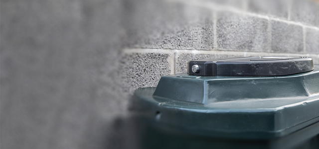 Heizöltank an der Mauer eines Hauses