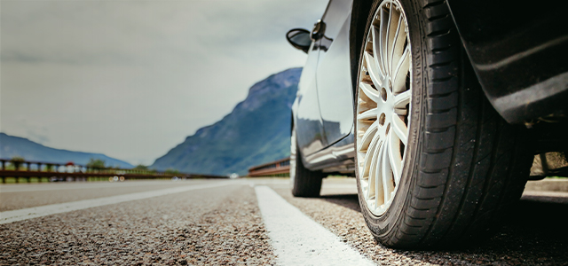 Ein Auto steht direkt am Seitenstreifen – Symbolbild für eine KFZ-Versicherung
