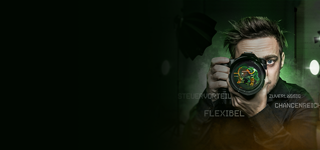 Ein Mann mit einem Fotoapparat vor dem Gesicht. In der Linse spiegelt sich das Bild von einem Bullen