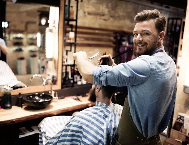 Frisör schneidet Kunden die Haare im Salon