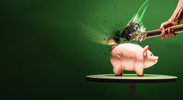 Eine Hand mit einem Hammer versucht ein Sparschwein zu zerschlagen, allerdings wiedersteht das Sparschwein und stattdessen geht der Hammer kaputt – Symbilbild für WWK IntelliProtect