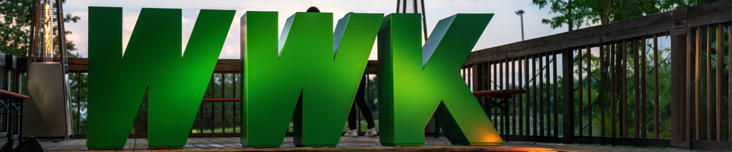 WWK Logo auf einer Terrasse vor einem Sonnenuntergang